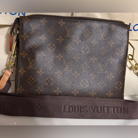 Designer Inspired Crossbody - Picture 1 of 6